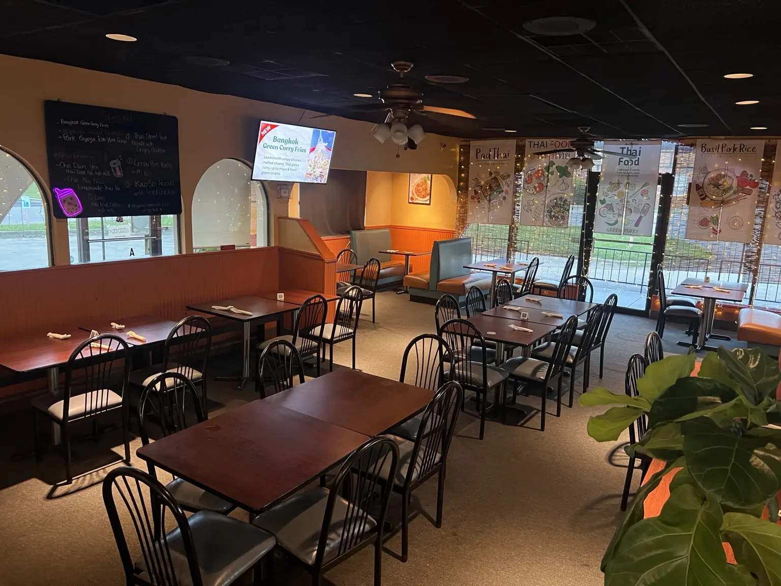 Dining room inside Thai Noodles in Louisville
